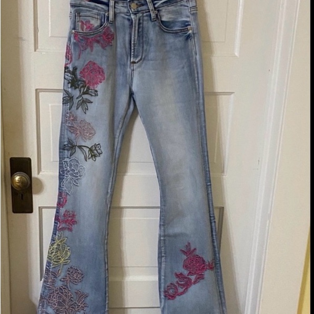 Oli & Hali Embroidered Floral Flare Jeans Size Small - Picture 13 of 13
